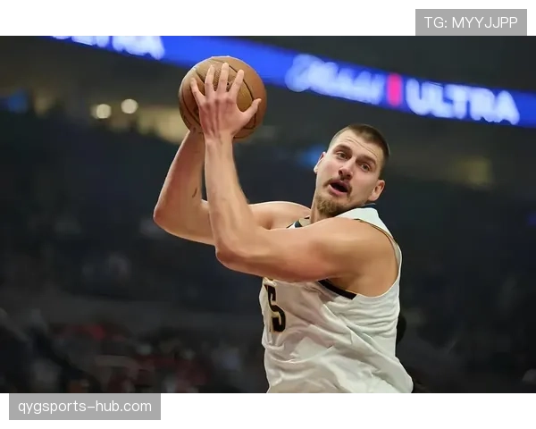 张伯伦背身单打拉开低位，场均30+胜过约基奇